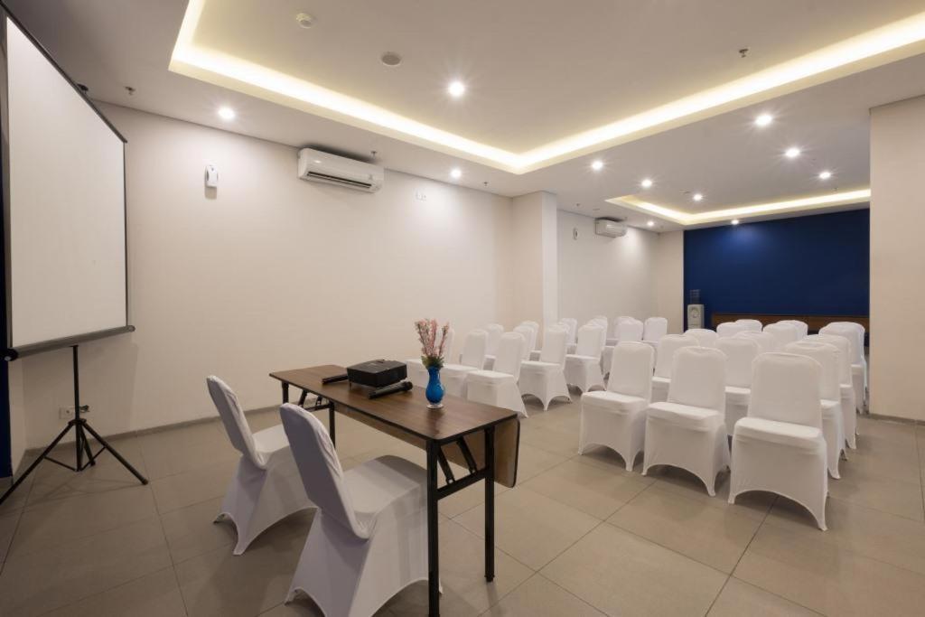 Hotel 88 Bekasi By Wh מראה חיצוני תמונה